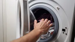 Este hábito pode estragar a máquina de lavar: como a roupa molhada afeta o equipamento